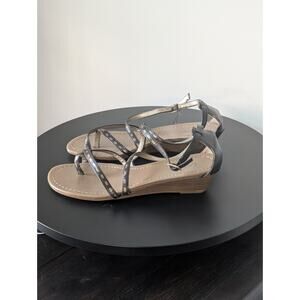 Women's Black/Gold Leather Strap Sandal Size 7.5 W New With Flaws Dexter